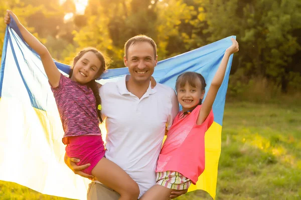 Rodzina z flagą Ukrainy. Szczęśliwego Dnia Niepodległości Ukrainy. Narodowy Dzień Flagi. Miłość do ojczyzny i symboli. Przestrzeń kopiowania. — Zdjęcie stockowe