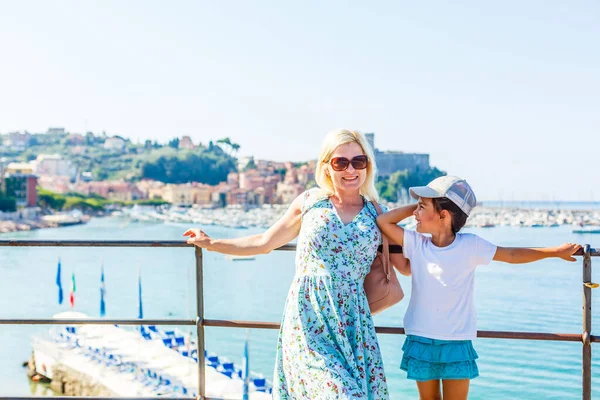 Boldog fiatal anya kislányával közel a tengerhez, anya és lánya az olasz tengerhez — Stock Fotó