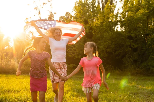 快乐的家庭在战场上与美国，美国国旗在背面. — 图库照片