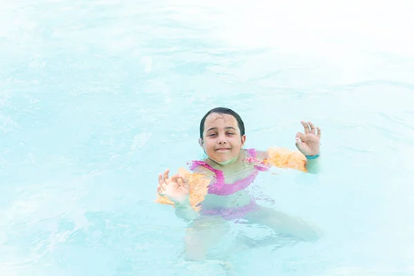 Petite fille amusante est dans la piscine — Photo