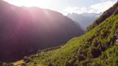Bulutlardaki dağ manzarası