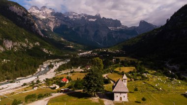 Arnavutluk Alpleri 'nin muhteşem dağ manzarası