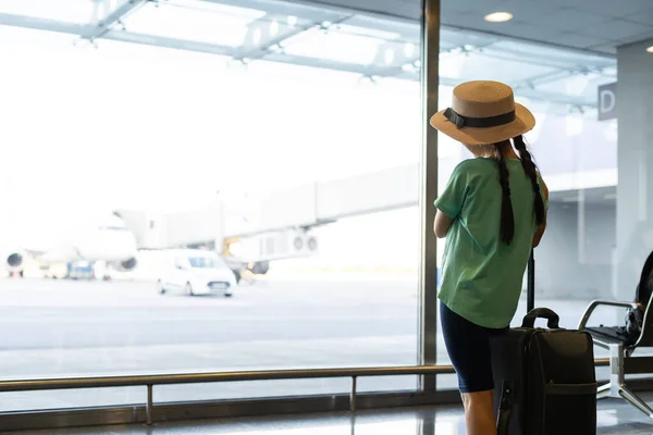 Kleines Mädchen mit Koffer reist am Flughafen, Kinder reisen — Stockfoto