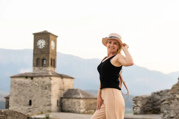 GJIROKASTER, ALBANIEN. Menschen genießen die friedliche Atmosphäre in den Vierteln der Altstadt UNESCO-Weltkulturerbe und beliebtes Touristenziel. — Stockfoto