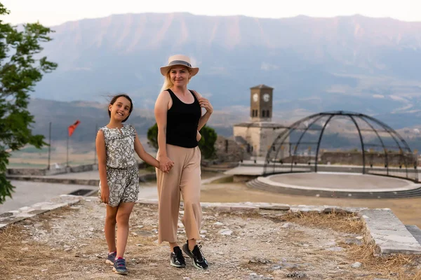 GJIROKASTER, ALBANIEN. Touristen in der Burg Gjirokaster — Stockfoto