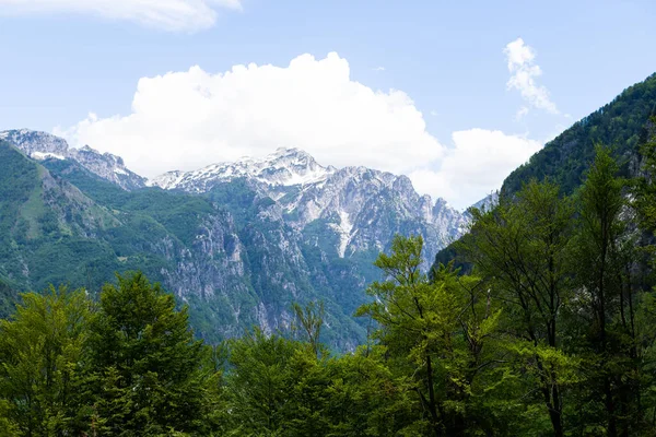 Paisaje de montaña en el parque nacional Theth en los Alpes albaneses. — Foto de Stock