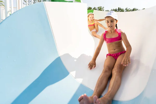 Menina bonita na piscina — Fotografia de Stock