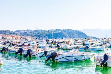 Körfez, İtalya sahilleri yakınlarında bir sürü yat ve tekne.