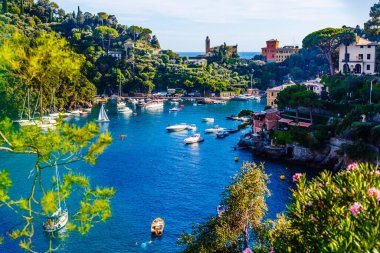 Ligurya ve Akdeniz limanında denize demirlemiş balıkçı tekneleri Ulusal Park Cinque Terre Sahili kıyısındaki Riviera di Levante kıyısında mavi gökyüzü, Riomaggiore köyü, Liguria, İtalya.
