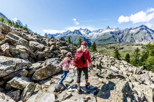 Мать с детьми отправляются на прогулку в горы. — стоковое фото