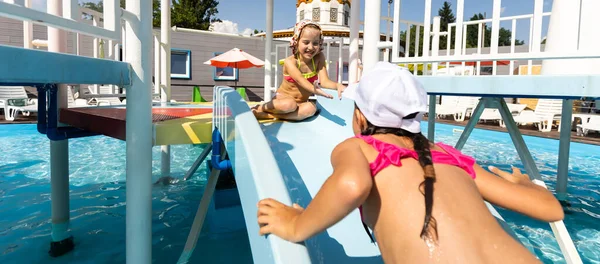 Niños felices en la piscina. Niños divertidos jugando al aire libre. Concepto vacaciones de verano. — Foto de Stock