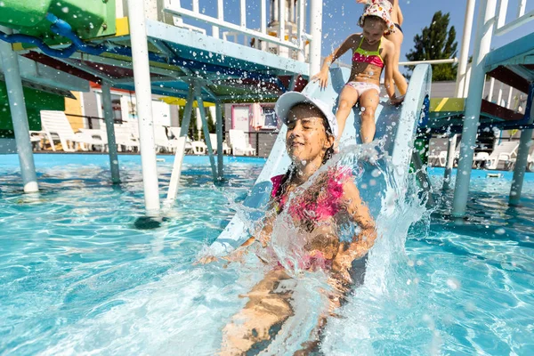 Natación - niña jugando en agua azul — Foto de Stock