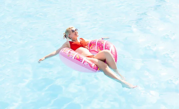 Donna che si rilassa sul lilo ciambella in piscina a villa privata. Anello gonfiabile e materasso. Vacanza estiva idilliaca. Vista dall'alto — Foto Stock