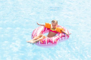 Mutlu çocuk yüzme havuzunda oynuyor. Yaz tatili kavramı