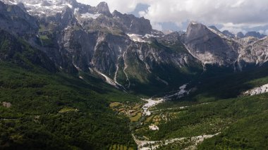 Arnavutluk 'un dağlı güzel manzarası