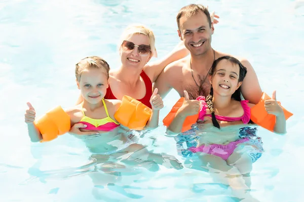 Familie im Sommerurlaub am Pool. — Stockfoto
