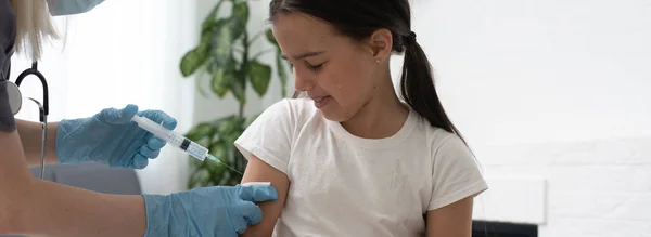 Meisje krijgt vaccinatie van kinderarts op kantoor — Stockfoto