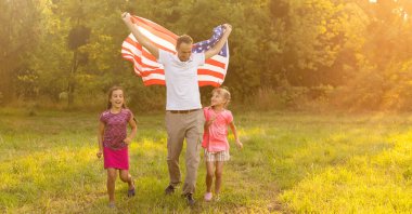 Amerika 'da mutlu bir aile, Amerikan bayrağı sırtında..