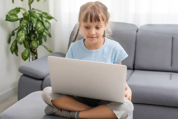 Giovane bellezza ragazza ritratto. Guarda la telecamera. colpo alla testa di una bambina — Foto Stock