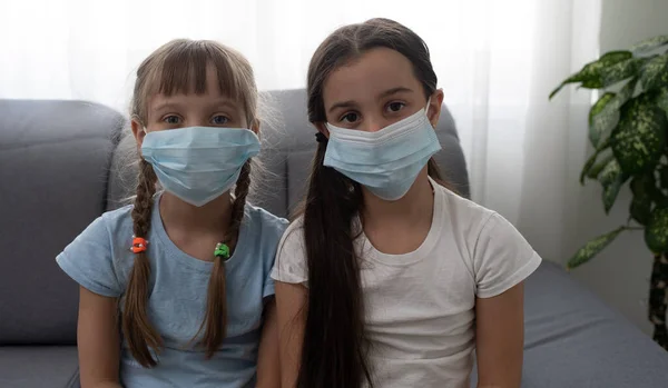 Indoor tiro de meninas com os olhos abertos largos, usando máscara protetora, Proteção contra coronavírus, covid 19 conceito — Fotografia de Stock