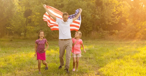 전장에서 미국 과 행복 한 가족, 뒤에서 미국 국기. — 스톡 사진