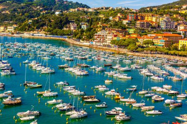 Körfez, İtalya sahilleri yakınlarında bir sürü yat ve tekne.