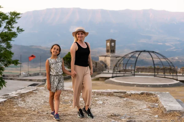 GJIROKASTER, ALBANIEN. Touristen in der Burg Gjirokaster — Stockfoto