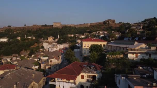 Vista de la antigua ciudad de Gjirokaster, patrimonio de la UNESCO, Albania — Vídeos de Stock