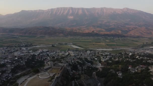 Légi kilátás utcák az UNESCO felsorolt óvárosában Gjirokaster Dél-Albániában — Stock videók