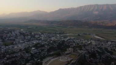 Arnavutluk 'un Cirokaster kentinde duvar, kule ve saatle Cirokastra kalesine panoramik manzara