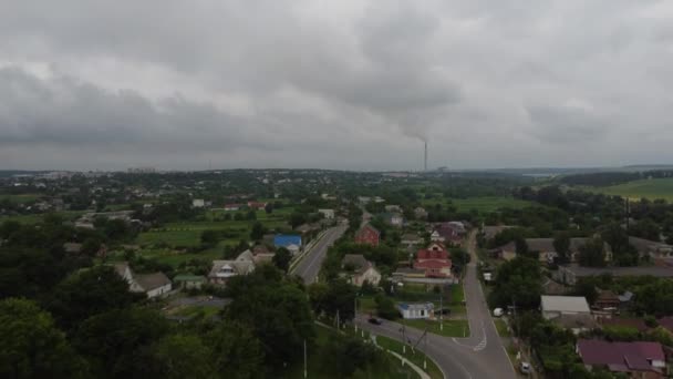 Letecký pohled na venkovské silnice. Pohled na rýžová pole podél silnice. Cesta kolem obdělávané oblasti, krajina. — Stock video