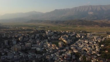 UNESCO 'nun hava manzarasında Arnavutluk' un güneyindeki eski Cirokaster kasabası sıralandı