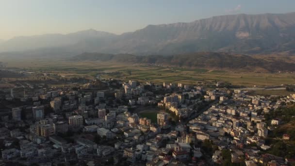 Vista aérea das ruas na cidade velha listada pela UNESCO de Gjirokaster no sul da Albânia — Vídeo de Stock