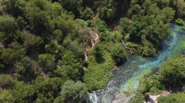 Arnavutluk 'un güzel turkuaz baharı Mavi Göz. Bahar çok güçlü, soğuk ve derin ve Bistrice nehrinin kaynağıdır.