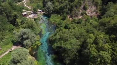 Göl ve mavi su. Mavi göz, Arnavutluk 'ta.