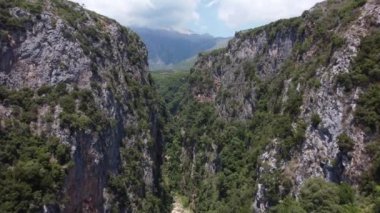 Cipe plajındaki kanyon manzarası, Himara, Arnavutluk ve Arnavutluk Riviera