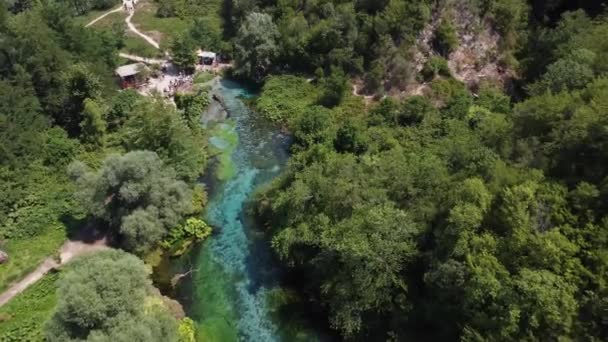 Jezioro z błękitną wodą niebieskie oko w Albanii — Wideo stockowe