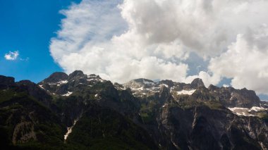 Arnavutluk Alp Dağlarının manzaralı paradisiac manzarası. Seyahat, keşif, tatil konsepti