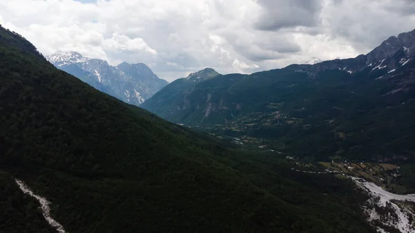 Tamhle je národní park. Shkoder County, Albánie. krajina ve střední části Alp. — Stock fotografie