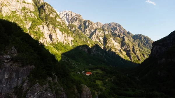 Krajobraz górski w parku narodowym Theth w albańskich Alpach. — Zdjęcie stockowe