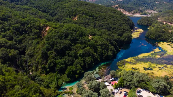 Lac avec bleu eau oeil bleu en albania — Photo