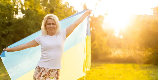 Gyönyörű nő kezében egy zászló Ukrajna — Stock Fotó