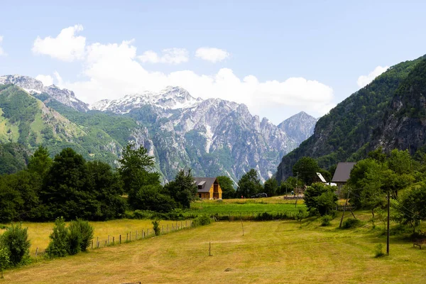 Krajobraz górski z domami i gospodarstwami w Theth w albańskich Alpach — Zdjęcie stockowe