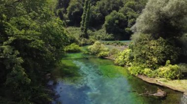 Arnavutluk 'un güzel turkuaz baharı Mavi Göz. Bahar çok güçlü, soğuk ve derin ve Bistrice nehrinin kaynağıdır.