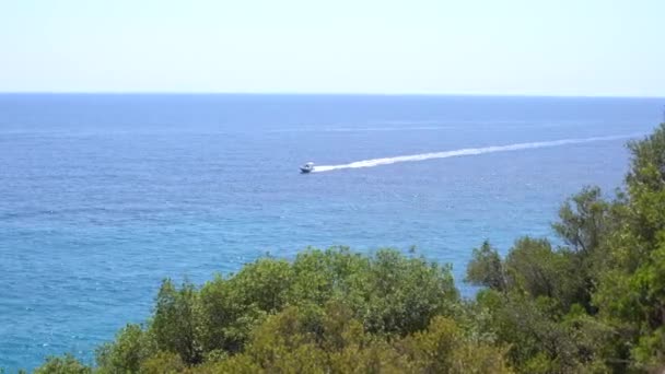 Drone vista de un barco las aguas cristalinas azules. Vista superior de un barco blanco navegando hacia el mar azul. Barco de gran velocidad moviéndose a alta velocidad. Viajes - imagen — Vídeos de Stock