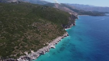 Adriyatik kıyısında dağlarla kaplı tipik bir Arnavut manzarası. Arnavutluk, Avrupa 'da güneşli bir sabah. Seyahat konsepti arka planı.