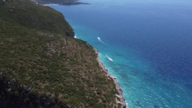 Adriyatik kıyısında dağlarla kaplı tipik bir Arnavut manzarası. Arnavutluk, Avrupa 'da güneşli bir sabah. Seyahat konsepti arka planı.