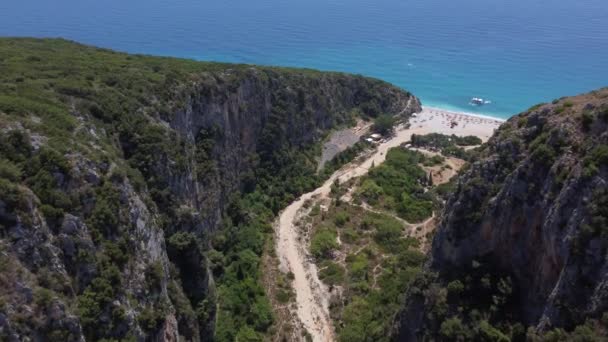 Luftaufnahme der Schlucht am Strand von Gjipe, Himara, Albanien, Albanische Riviera — Stockvideo