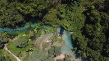 Arnavutluk 'un güzel turkuaz baharı Mavi Göz. Bahar çok güçlü, soğuk ve derin ve Bistrice nehrinin kaynağıdır.