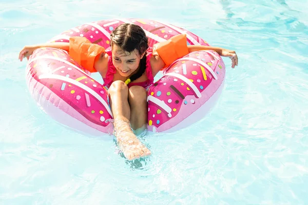 Ragazzina in piscina. Estate all'aperto. — Foto Stock